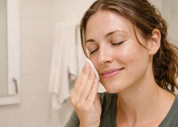 Esse item barato da sua geladeira promete pele perfeita e de porcelana em dias