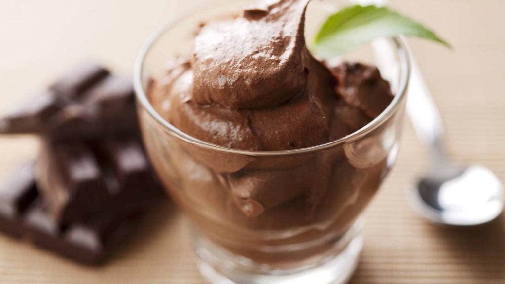 A mousse de chocolate cremosa que rende 10 porções e encanta na primeira colherada