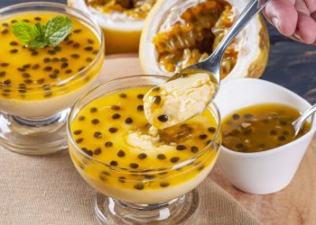 Essa mousse de maracujá cremosa leva só 3 ingredientes e não vai gelatina