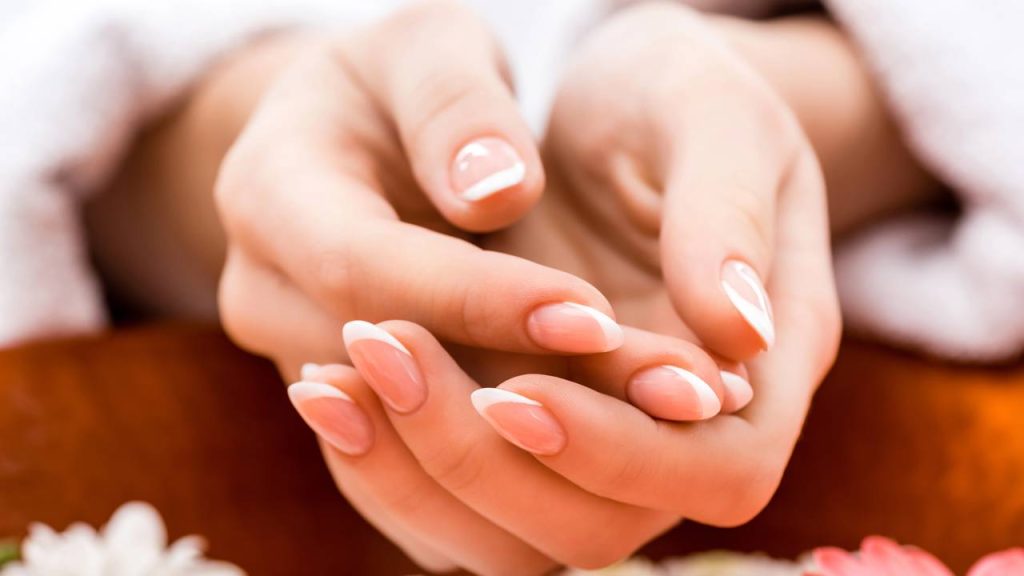 Essa receita com alho e azeite ajuda a recuperar a saúde das unhas com aplicação em casa