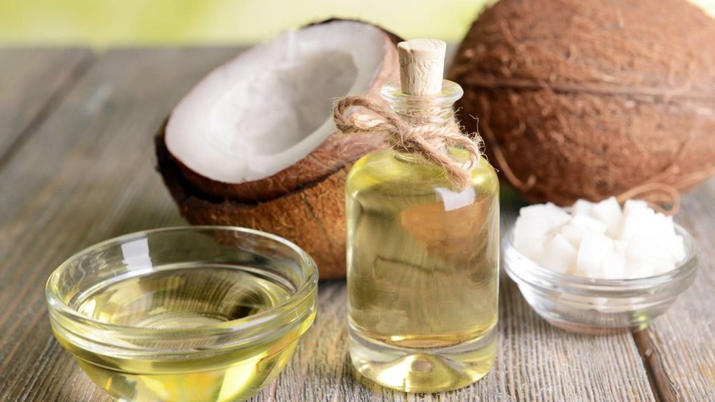 Com óleo de coco, você faz uma hidratação simples que reduz o aspecto opaco do cabelo