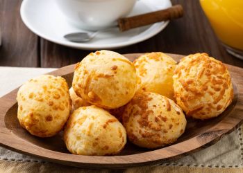Quanto custa fazer pão de queijo em casa? Veja o valor por unidade e como gastar ainda menos