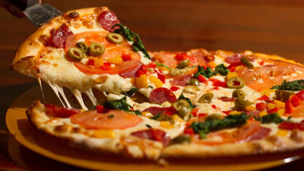 A receita de pizza de liquidificador que dá certo sempre, com poucos ingredientes e sem complicação