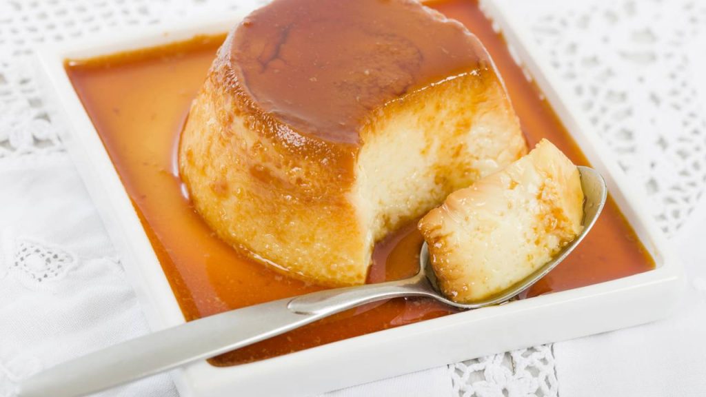 Essa receita de pudim no liquidificador aproveita pão seco e vira um doce cremoso