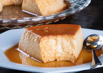 Essa receita de pudim no liquidificador aproveita pão seco e vira um doce cremoso