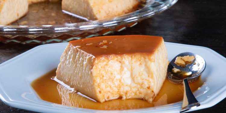 Essa receita de pudim no liquidificador aproveita pão seco e vira um doce cremoso