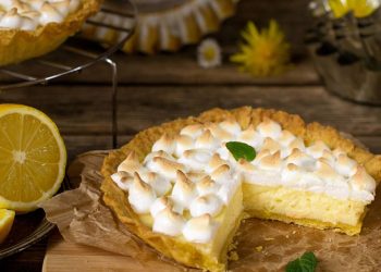 Torta de limão com merengue que fica azedinha na medida e com base que não esfarela