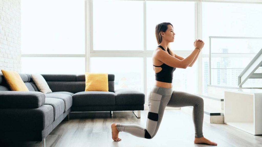 Treino de 10 minutos para iniciantes pode ser feito na sala de casa