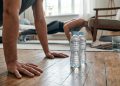 Como fortalecer os braços em casa sem usar pesos com exercícios simples