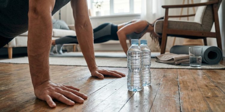 Como fortalecer os braços em casa sem usar pesos com exercícios simples