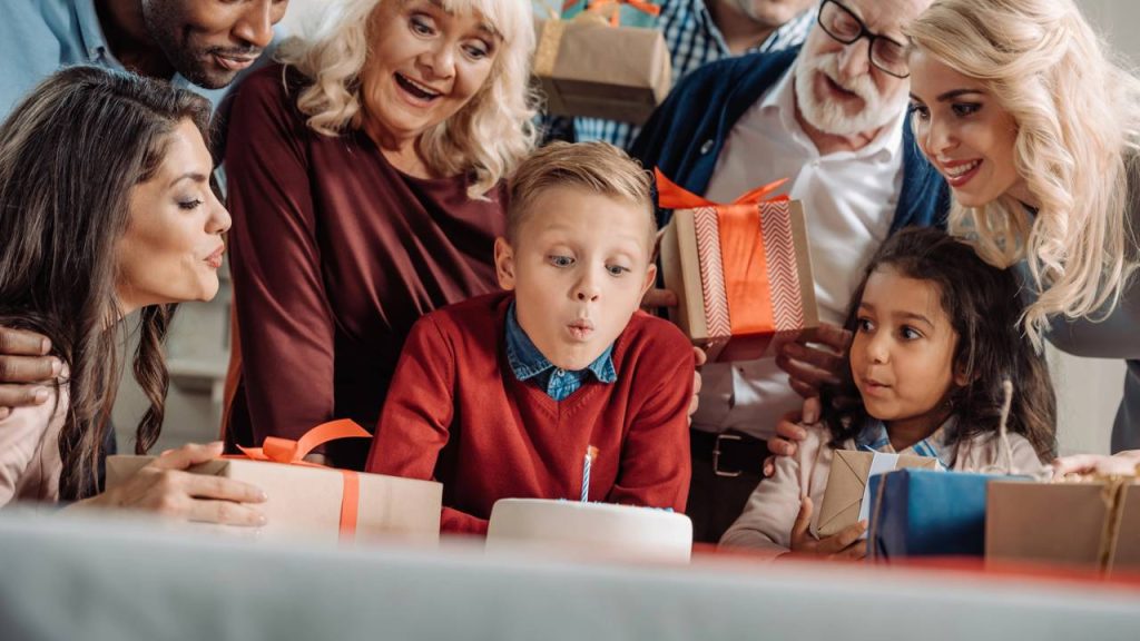 Fechar os olhos e soprar as velas carrega um significado que vai além da festa