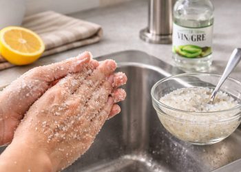 Lavar as mãos com vinagre e sal: o truque simples, eficaz e barato que vai rejuvenesce-las