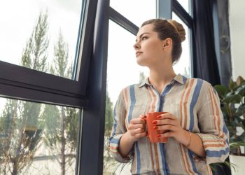 Escolher ficar em casa é descanso saudável ou isolamento emocional? Psicologia explica