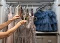 Pare de massacrar seus vestidos longos agora! O truque que libera espaço no guarda‑roupa