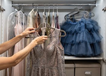 Pare de massacrar seus vestidos longos agora! O truque que libera espaço no guarda‑roupa