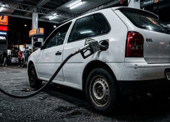 Quanto custa ter um carro popular no Brasil por mês considerando combustível, seguro e manutenção