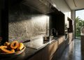 Arquiteto residencial afirma: "Nem pense em colocar azulejo pequeno na cozinha. Este revestimento grande é muito melhor.”