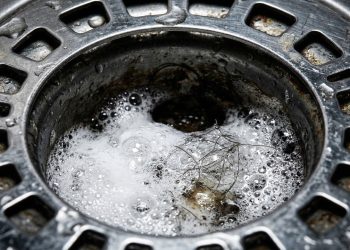 Cabelos no ralo do chuveiro causam entupimento e esse hábito simples evita dor de cabeça