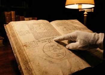 Pesquisadores descobrem anotações manuscritas de Galileu em um livro de 500 anos.