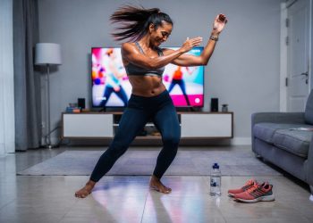 Emagrecer dançando em casa com zumba ajuda você a perder peso sem academia e no seu ritmo