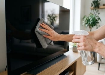 Como limpar a tela da TV com um truque caseiro seguro e sem danificar o aparelho
