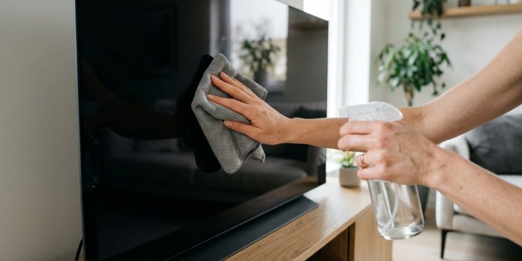 Como limpar a tela da TV com um truque caseiro seguro e sem danificar o aparelho