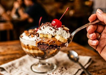 Como fazer bolo banana split com poucos ingredientes e muito sabor