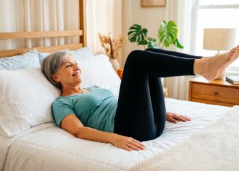 5 exercícios para fazer na cama para ter um abdômen inferior liso após os 60 anos
