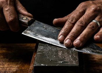 Aprendi a afiar facas na Índia e agora faço o mesmo em casa, as facas velhas ficam afiadas como lâminas.