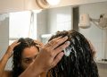O erro simples na hora do banho que pode deixar seu cabelo mais oleoso no dia seguinte