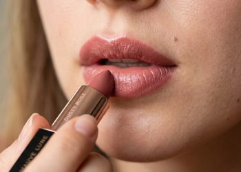 As cores de batom que iluminam o rosto e ajudam a rejuvenescer a aparência sem maquiagem pesada