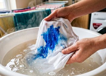 Macete simples com apenas 1 ingrediente de cozinha para tirar manchas de tinta em roupas