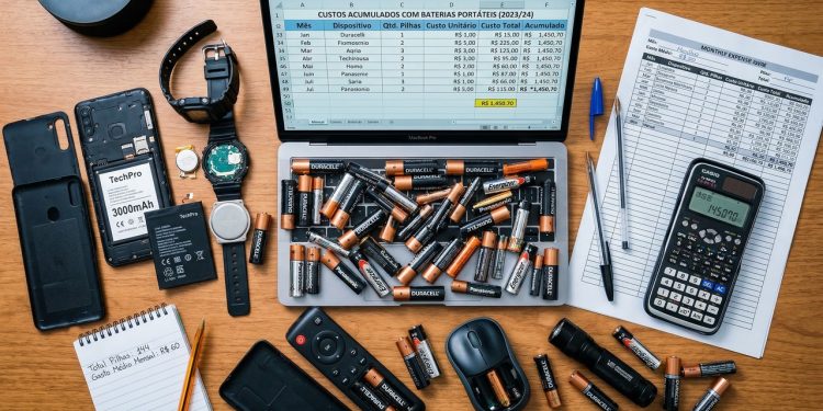 Um hábito comum com eletrônicos pode estar fazendo você gastar mais com baterias