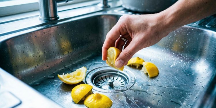 Colocar casca de limão na pia da cozinha: para que serve e por que muita gente faz?