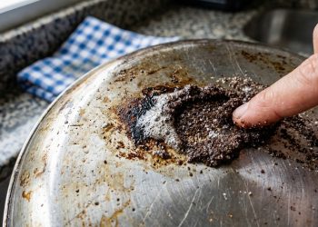Misturar café usado com bicarbonato de sódio: para que serve e quais os seus benefícios.