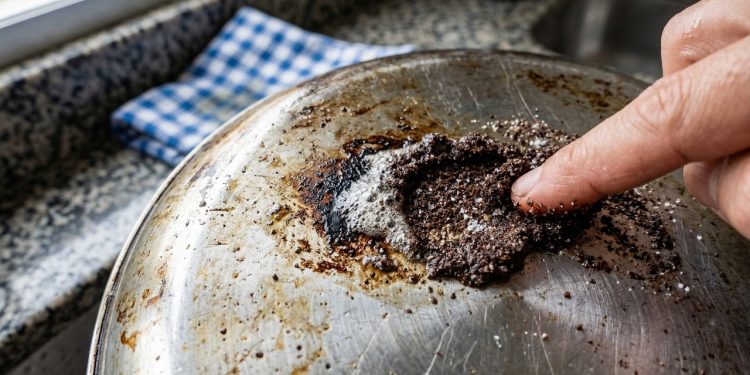 Misturar café usado com bicarbonato de sódio: para que serve e quais os seus benefícios.