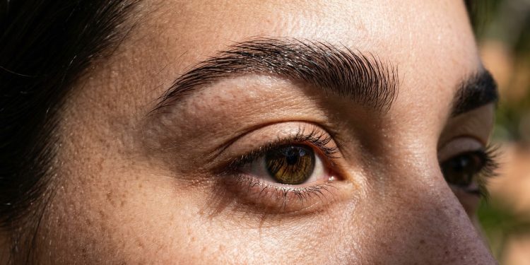 A sobrancelha natural que está em alta e dispensa o preenchimento diário com lápis e pomada