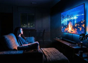 Televisão ligada o dia todo: quando o consumo é baixo e quando pode aumentar a conta de luz