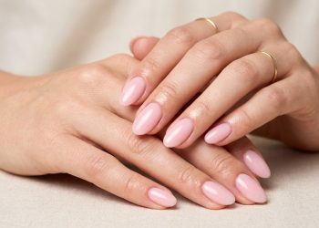 Os 5 tons de esmaltes em alta que deixam suas mãos anos mais jovens, na mesmo hora