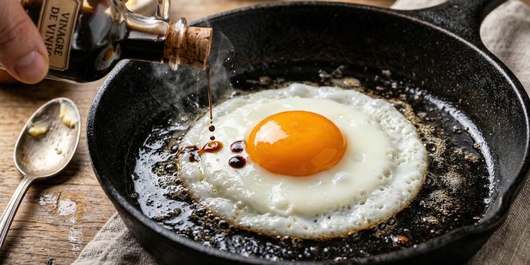 Qual a finalidade de colocar vinagre na panela ao fritar ovos