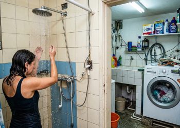 Por que você deve evitar tomar banho enquanto a máquina de lavar está funcionando
