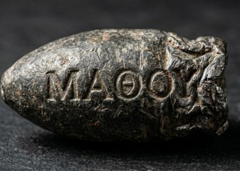 O artefato de chumbo de 2.100 anos que carrega uma mensagem irônica da antiguidade