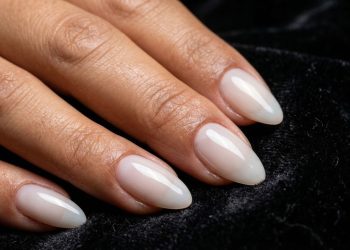O estilo de unhas minimalista que está em alta e dura muito mais do que o esmalte tradicional sem lascar