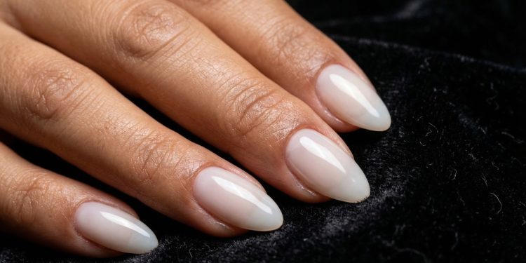 O estilo de unhas minimalista que está em alta e dura muito mais do que o esmalte tradicional sem lascar