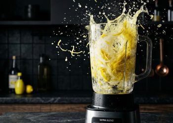 Bater cascas de limão com vinagre no liquidificador: para que serve e quando usar?