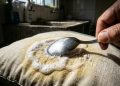 Colher na mão e uma mistura simples fazem o amarelado da almofada desaparecer sem esforço