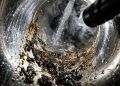 Como manter o ralo da cozinha limpo e evitar entupimentos caros