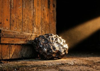 Durante décadas, um agricultor usou uma pedra como peso no portão, até descobrirem que era um meteorito raríssimo que valia 100 mil dólares