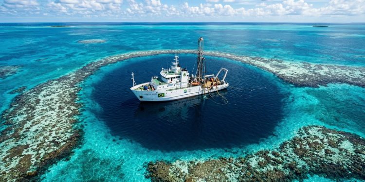 Eles perfuram o fundo do 'Grande Buraco Azul' e descobrem por que devemos começar a nos preocupar de verdade