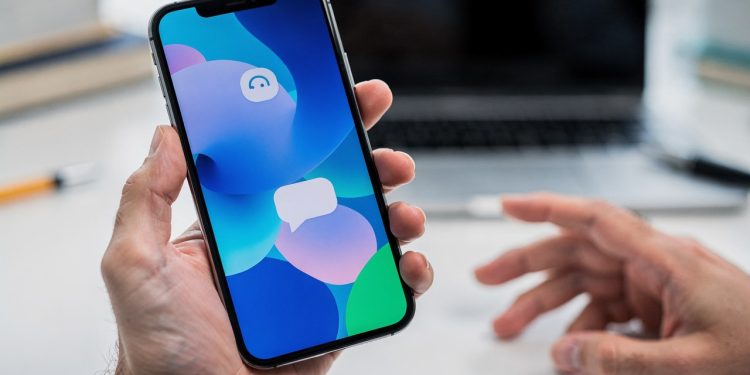 Pausar antes de responder mensagens digitais sinaliza autorregulação e alta inteligência emocional